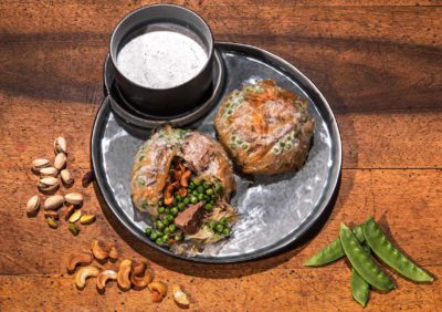 Orientalisches Uzi-Gericht mit Reis, Lammfleisch, Erbsen, Mandeln, Cashewkernen und Joghurtsoße – eine Spezialität von Mokka & Minze.