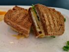 Geröstetes Vollkornbrot gefüllt mit Bergkäse, Feigencreme, Frischkäse, knackigem Rucola und Salatblatt – ein einzigartiger Genuss bei Mokka & Minze