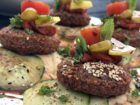 Traditioneller Falafel-Teller mit Hummus, Gemüse und Tahini-Soße