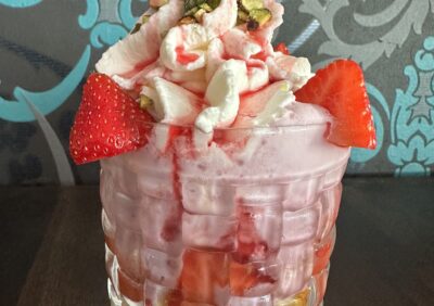 „Ein Fruchtshake mit saisonalen Früchten, arabischer Qishta, Honig, Nüssen und Sahne. Eine exklusive Spezialität von Mokka & Minze!“