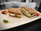 Geröstetes Vollkornbrot mit Ziegenkäse, Ahornsirup, Frischkäse, Rucola und frischen Salatblättern – eine perfekte Kombination aus Süße und Würze bei Mokka & Minze.