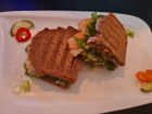 Knuspriges Vollkornbrot belegt mit zartem Lachs, cremiger Avocadocreme, würzigem Meerrettich, frischem Rucola und knackigem Salat – ein Genuss bei Mokka & Minze.