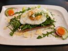 Powerbrot: Knuspriges Brot belegt mit frischer Avocado, perfekt gebratenem Spiegelei, frischem Rucola und würzigem Parmesan – ein herzhaftes Highlight bei Mokka & Minze.