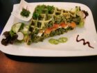 Knusprige Spinat-Waffeln gefüllt mit zartem Lachs, frischem Spinat und cremigem Frischkäse, serviert mit einem würzigen Meerrettich-Dip – ein einzigartiger Genuss bei Mokka & Minze.