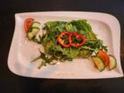 Knuspriges Vollkornbrot, belegt mit frischer Avocado, knackigem Salat und würzigem Rucola – ein leichtes und gesundes Gericht bei Mokka & Minze.