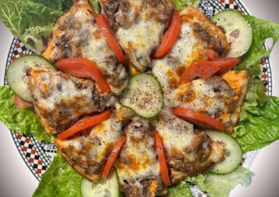 Ein einzigartiges Gericht mit zartem Hühnerfleisch, Sumach und Mozzarella – exklusiv bei Mokka & Minze.