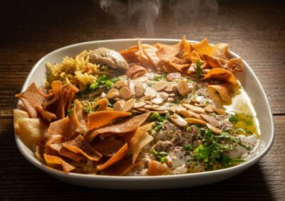 Hähnchen-Fatteh mit geräuchertem Reis, knusprigem Brot und Joghurt-Tahini-Sauce
